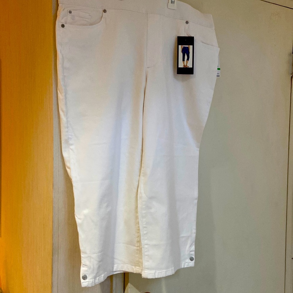 Gloria Vanderbilt white Avery pull on Capri